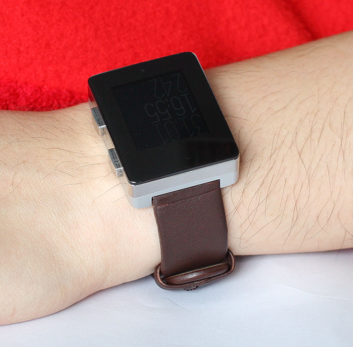 Wellograph connected health device worn on a wrist